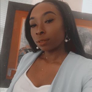 Meet your Posher, Demi